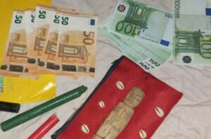 Porte monnaie magique en EURO, grand medium ou portefeuille magique en dollars comme l’appellent certains clients. Ce portefeuille est sans conséquences négatives donc vous pouvez l’utiliser sans avoir la vie hanté. Comment ça marche? Il y a un nombre d’ingrédients mis en jeu pour faire un tel porte monnaie magique. Une fois fois ces ingrédients achetés je vais les utiliser pour attribuer les pouvoirs requis pour la multiplication au portefeuille.